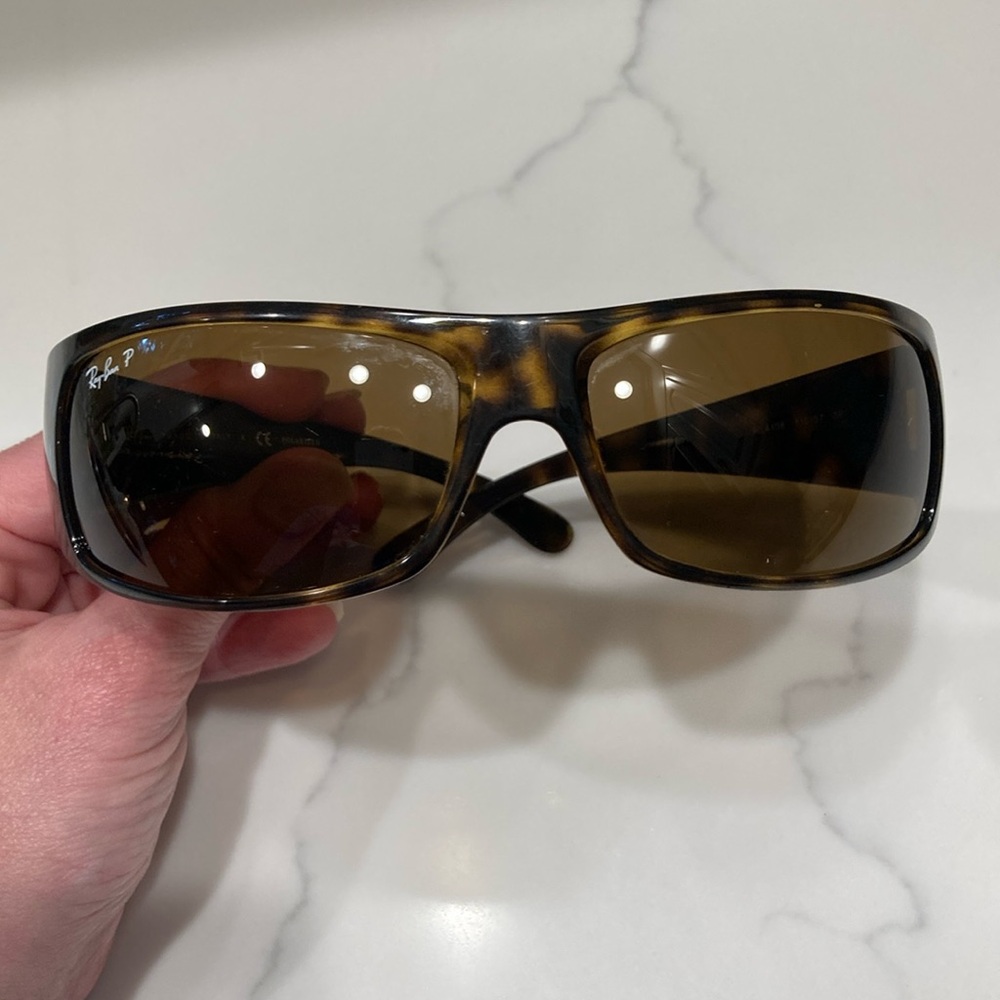 Women’s wrap around Ray-Ban’s